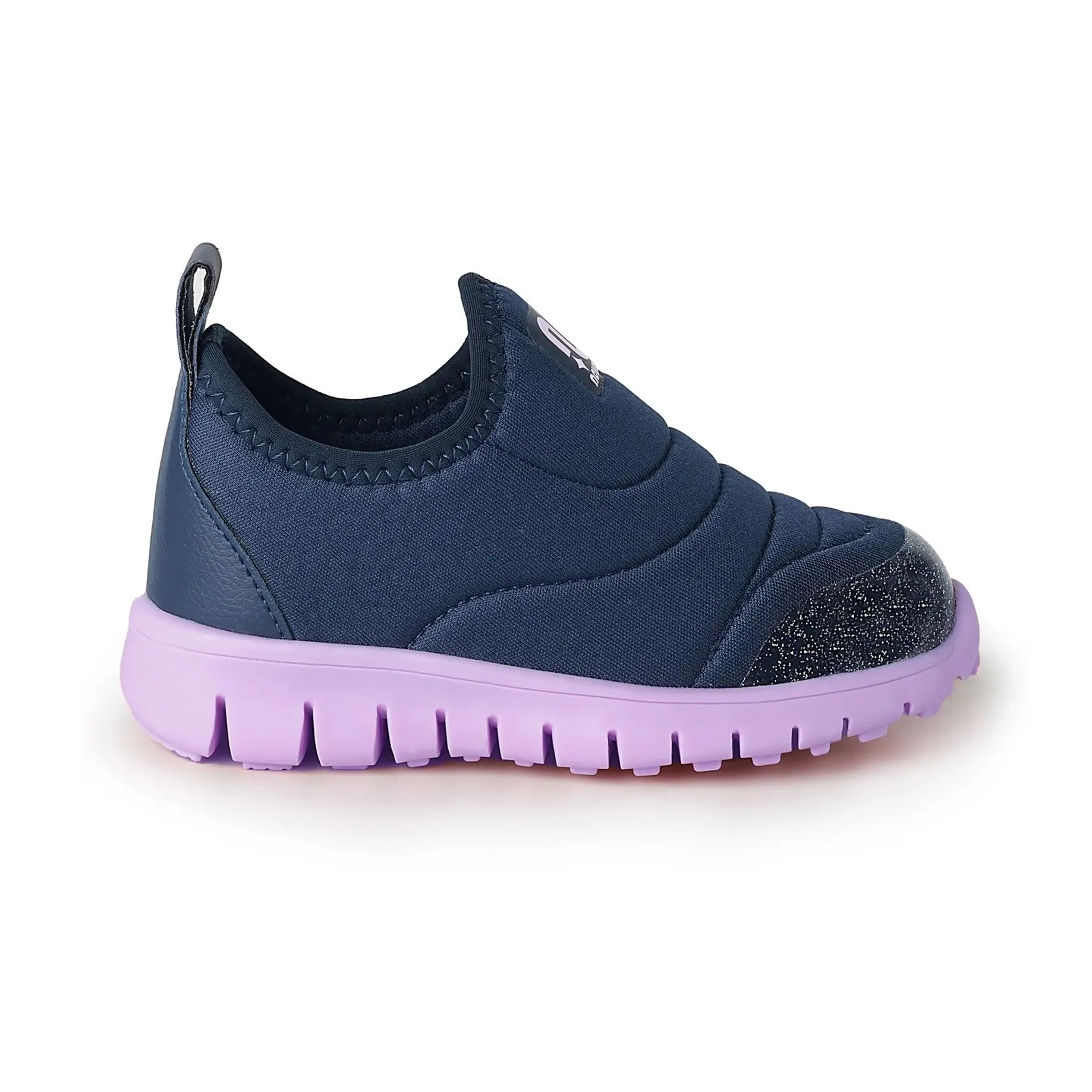 Tênis infantil slip on Novopé azul marinho com detalhes lilás, vista frontal e lateral